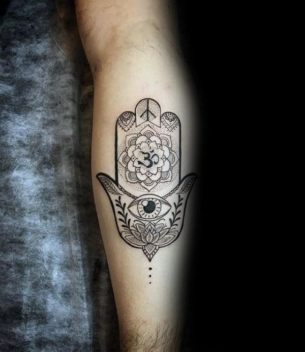 hamsa -tatuointi om -symbolilla
