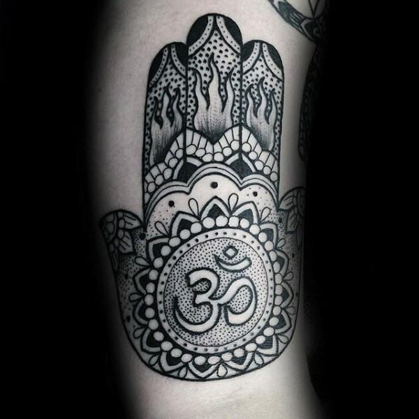 hamsa -tatuointi sanskritin symbolilla om