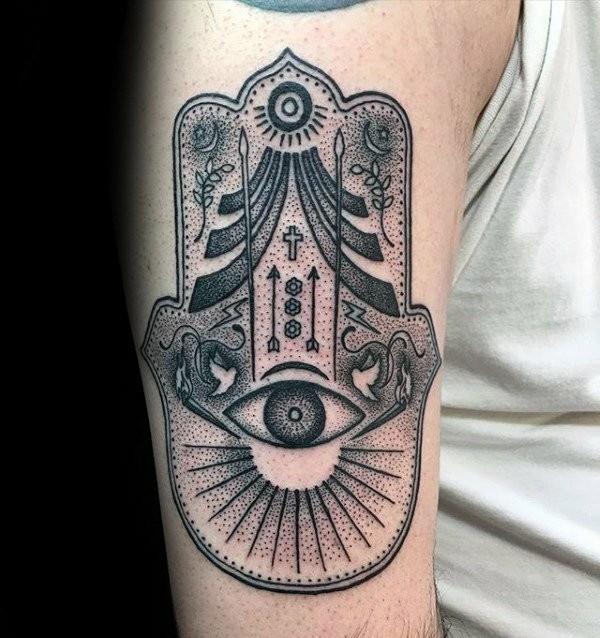 hamsa -tatuointi olkavarressa silmällä