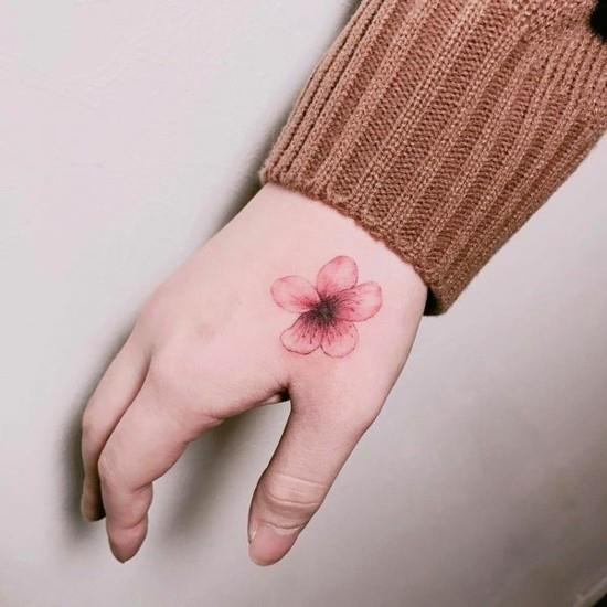 käsi kirsikankukka tatuointi pieni