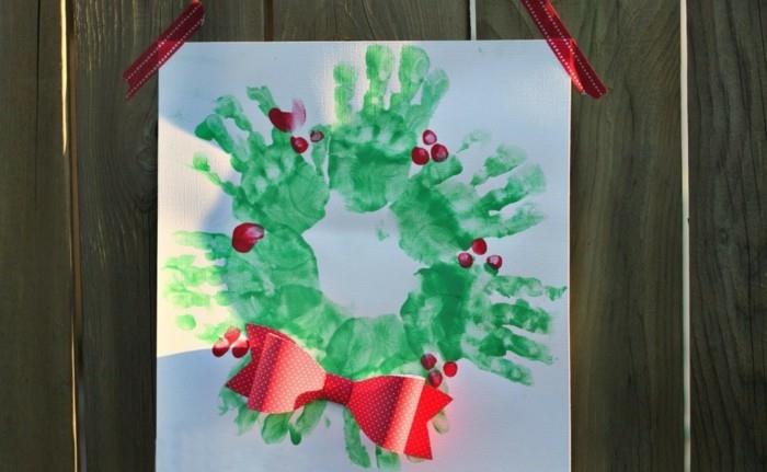kädenjälki kuvia upeista joulukranssista, jotka on tehty vihreistä kädenjäljistä