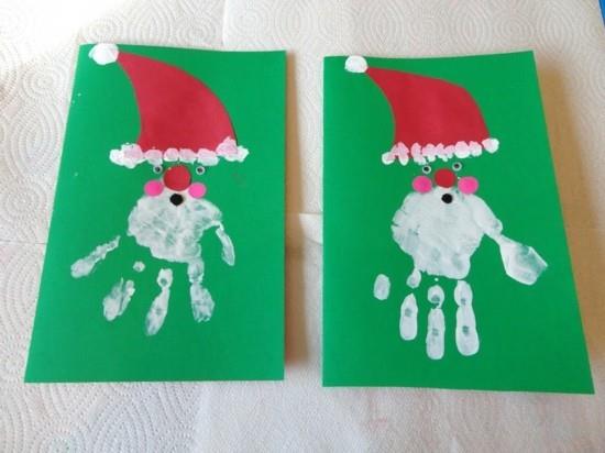käsin tulostetaan joulukortteja lasten kanssa