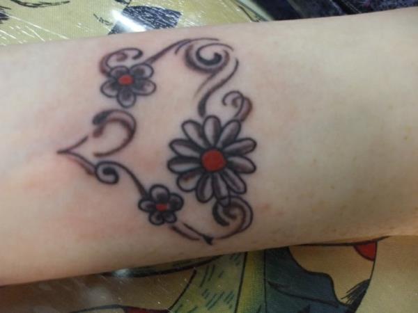 tatuointi rannekukissa musta punainen