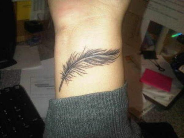 tatuointi ranteeseen kuvia höyhen motiivi