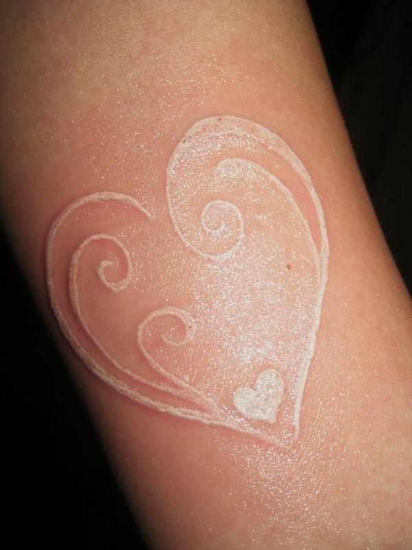 tatuointi ranne valkoinen sydän