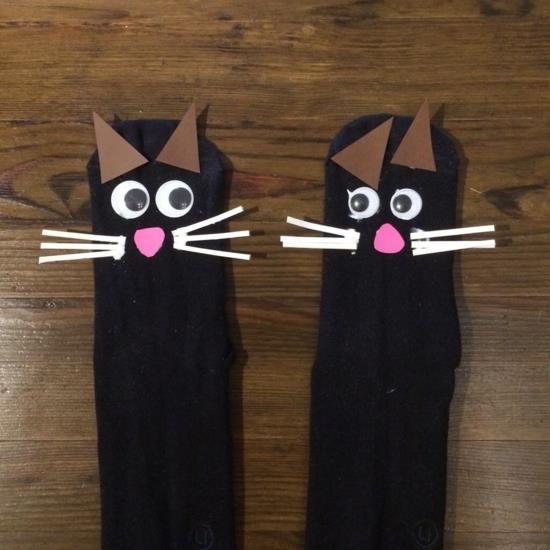 käsinuket tekevät mustista kissoista sukkia