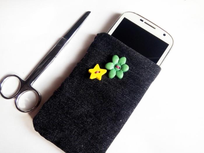 matkapuhelimen kotelon ompelu tummanharmaa koriste värilliset kukat