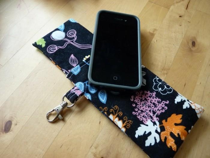 ompele matkapuhelinlaukku itse musta kukkakuvio