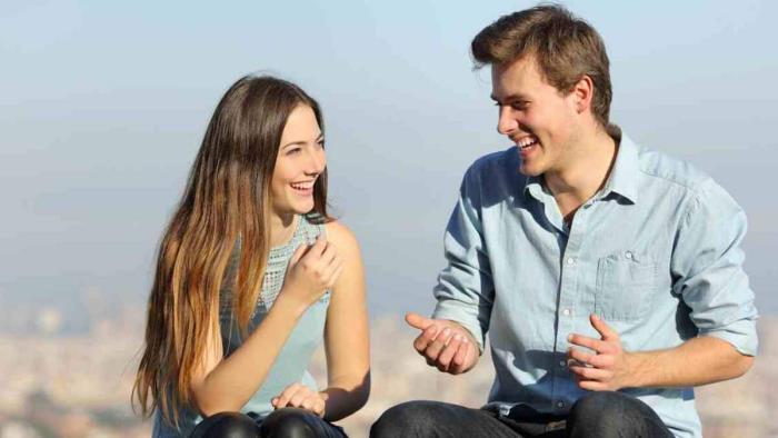 itsepäinen horoskooppi kaksi nuorta nauraa Oinas hauska keskustelukumppani