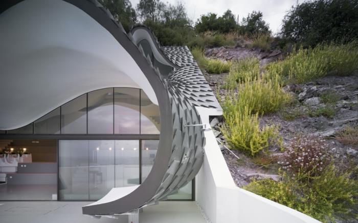 talo meren rannalla ostaa leija suunnittelu rinne moderni arkkitehtuuri tina katto verhous terassi