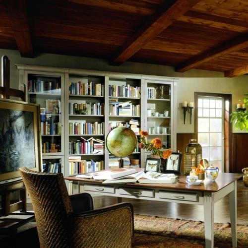 talon kirjasto värikäs seinähyllyt puu nojatuoli klassikko