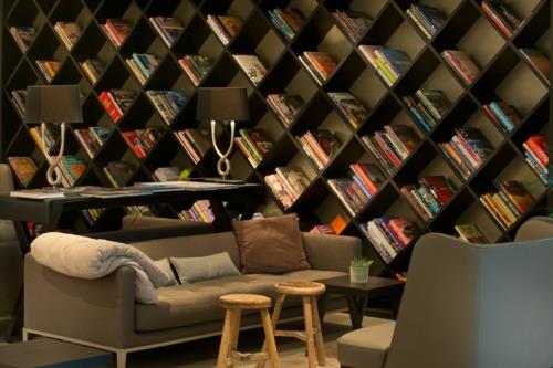 talon kirjasto timantin muotoiset seinähyllyt sohva nojatuoli jakkara puu