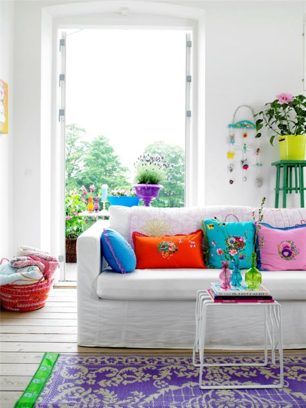 talo remontoida olohuone värillinen matto tuoretta heitotyynyt valkoinen sohva