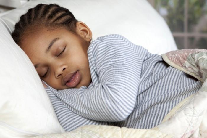 lääkekaappi luonnolliset lääkkeet ayurveda lapsi nukkuu