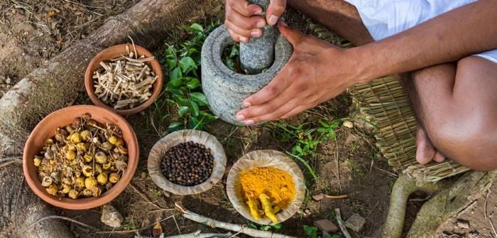 Nuori mies valmistamassa ayurveda -lääketiedettä perinteisessä miehessä