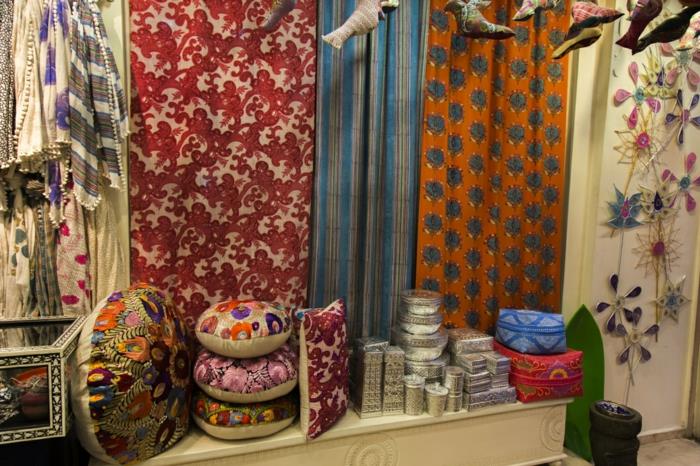 kodin sisustus marokkolaiset tekstiilit peittävät maanvärisen neutraalin