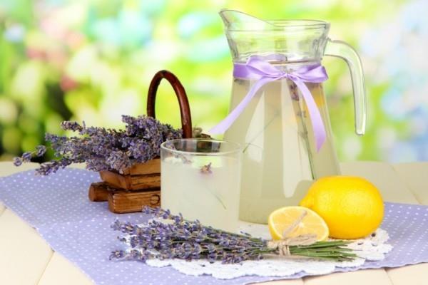 kotitekoista laventelisiirappia ja limonadia