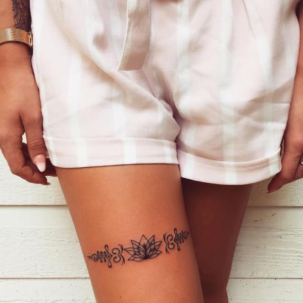 ihon istukan jalat naisten trendit tatuoinnit 2020