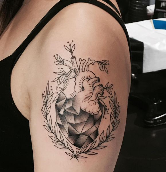 Geometriai szív tetoválás