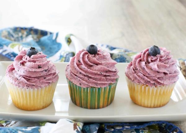 Valmista syntymäpäivänä mustikan muffinsseja vaaleanpunaisella kermalla
