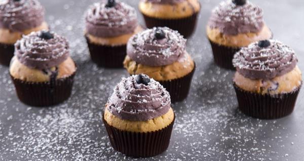mustikka -muffinsseja suklaakermalla resepti