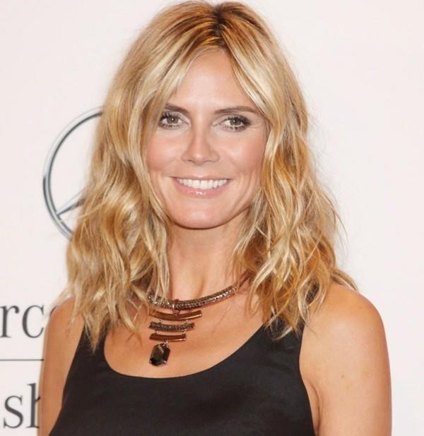 heidi klum kevyt kiharat olkapäähän ulottuvat hiukset