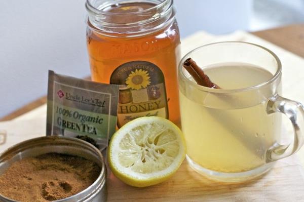 kuumaa vettä hunajalla ja sitruunalla terveellistä elämää