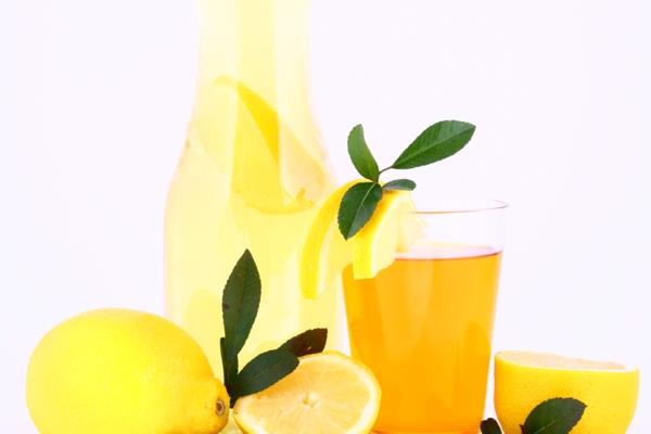 Paastoava laihdutus sitruunavesi