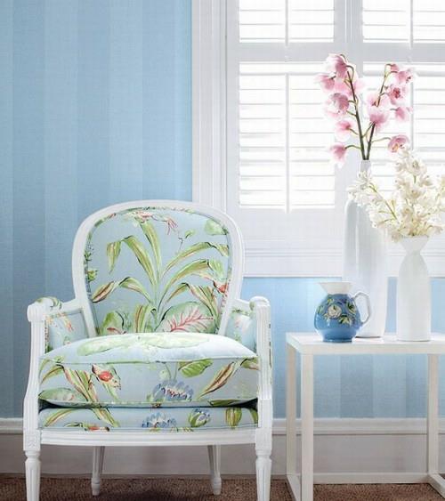Sisustusideoita ranskalaisessa maalaistyylisessä ideassa mukavat kukkakuvioiset nojatuolin valkoiset elementit