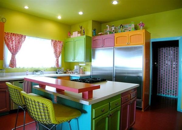 sisustuksen kirkkaat värit yhdistävät keittiön unenomaiseen