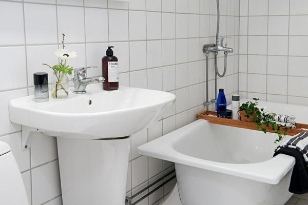 valoisa ja viihtyisästi kalustettu huoneisto oleskelualueen ulkopuolella