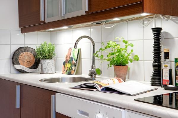 valoisa, mukavasti kalustettu huoneisto, valkoiset keittiölaatat