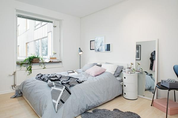 valoisa ja mukavasti kalustettu huoneisto makuuhuone peili yöpöytä