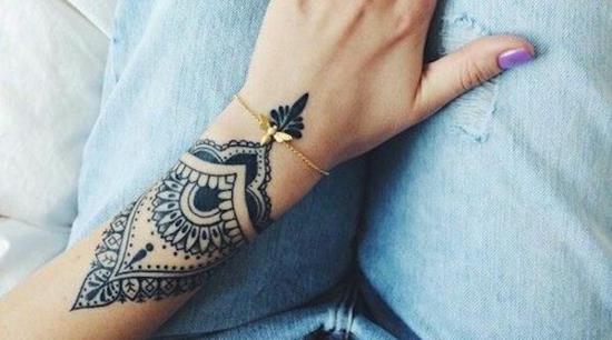 henna -kuvioinen rannekoru tatuointi naisille