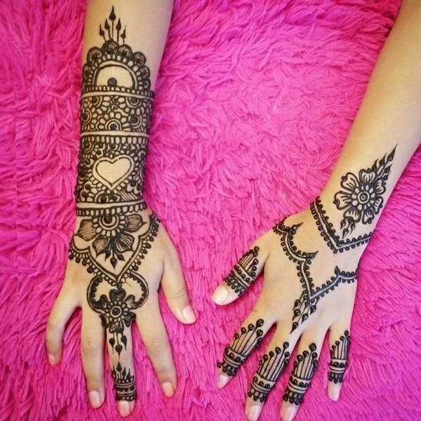 henna tatuointi ideoita käsi sydämet