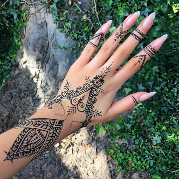 henna tatuointi ideoita käsi terävä kynnet