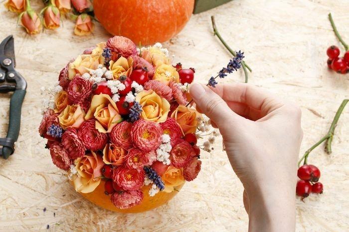 syksyn koristepöydän koristelu muuntaa kurpitsan kukka maljakoksi