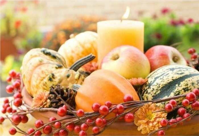syksyn koristepöydän koristeet kurpitsat omenat ja kynttilät
