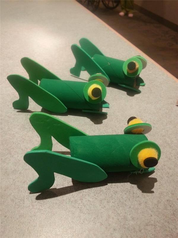 syksyn käsityöt lasten kanssa tekevät syksyn koristeet itse käsityöt wc -paperirullilla sammakko
