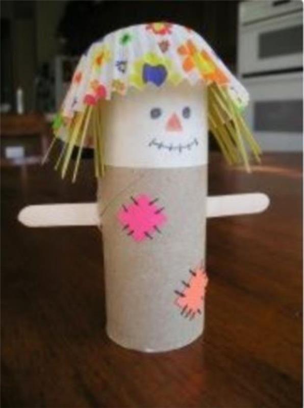 syksyn käsityöt lasten kanssa tekevät syksyn koristeita itse käsityöt wc -paperirullilla variksenpelätin