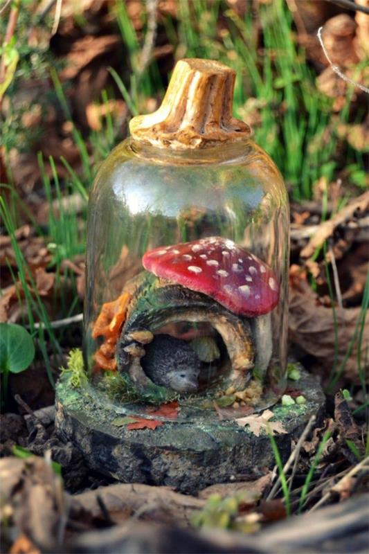 syksyn koristelu lasisessa minimetsän siili -sienessä
