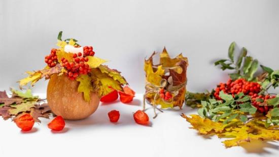 tee syksyn koristelu itse lampion kukka syksyn lehdet pihlajan marjoja