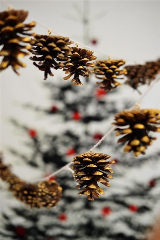 syksyn koristelu talvikoristelu näpertely männynkäpyillä takka joulukoristeiden seppele