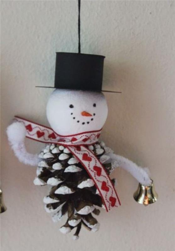 syksyn koristelu talvikoristelu näpertely männynkäpyillä takka joulukoriste lumiukko