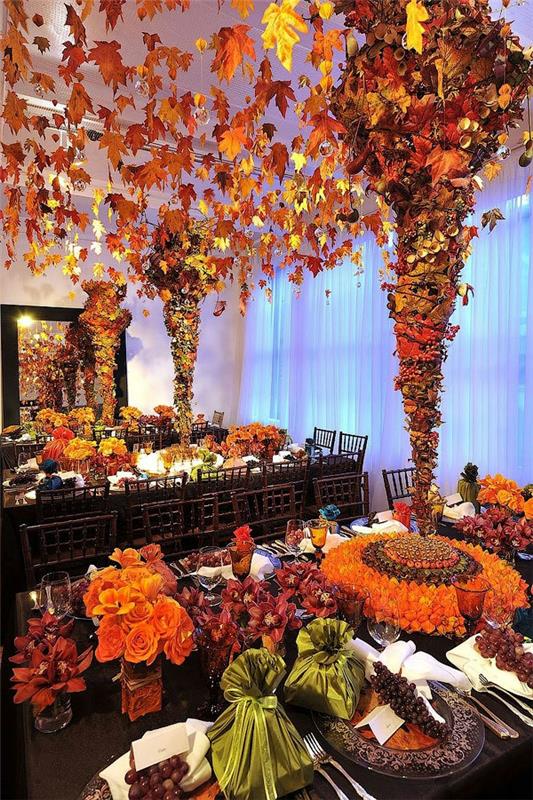 syksyn koristelu rehevät pöytäkoristeet lehdillä ja oransseilla ruusuilla