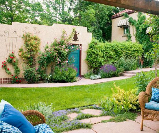 Upea puutarhamaisema täynnä värikkäitä kukkia - kangas ihana puutarhamaisema värikkäitä kukkia istuinalue rottinkikalusteet