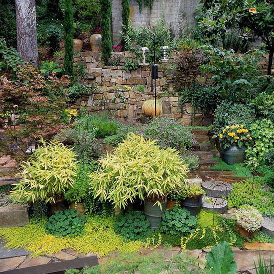 Upea puutarhamaisema täynnä värikkäitä kukkia - valo kaunis puutarhamaisema värikkäitä kukkia ruukkukasveja