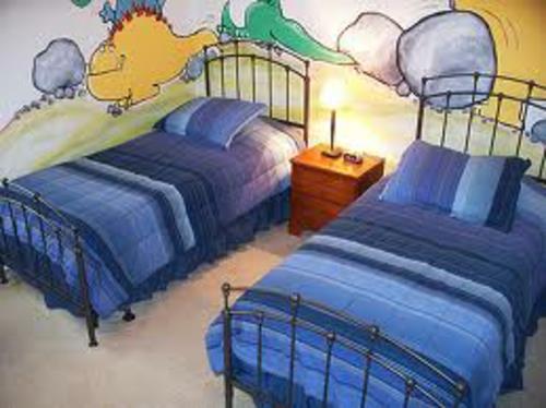 upea lastenhuoneen suunnittelu kaksi lasten sinistä seinämaalausta