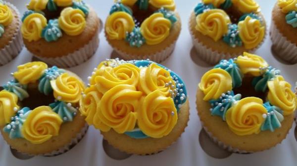 runsas muffinssi keltaisen ruusun cupcakes