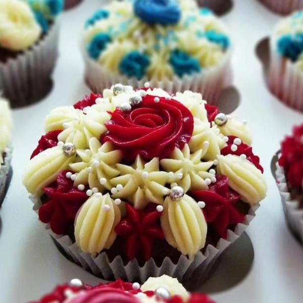 runsas cupcakes punaisia ​​ruusuja